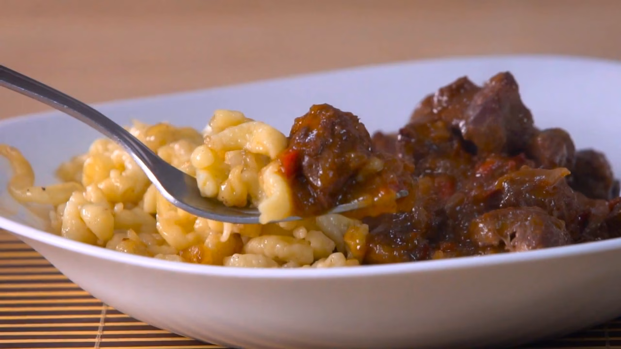Descubre el auténtico sabor del goulash: la deliciosa comida húngara que debes probar